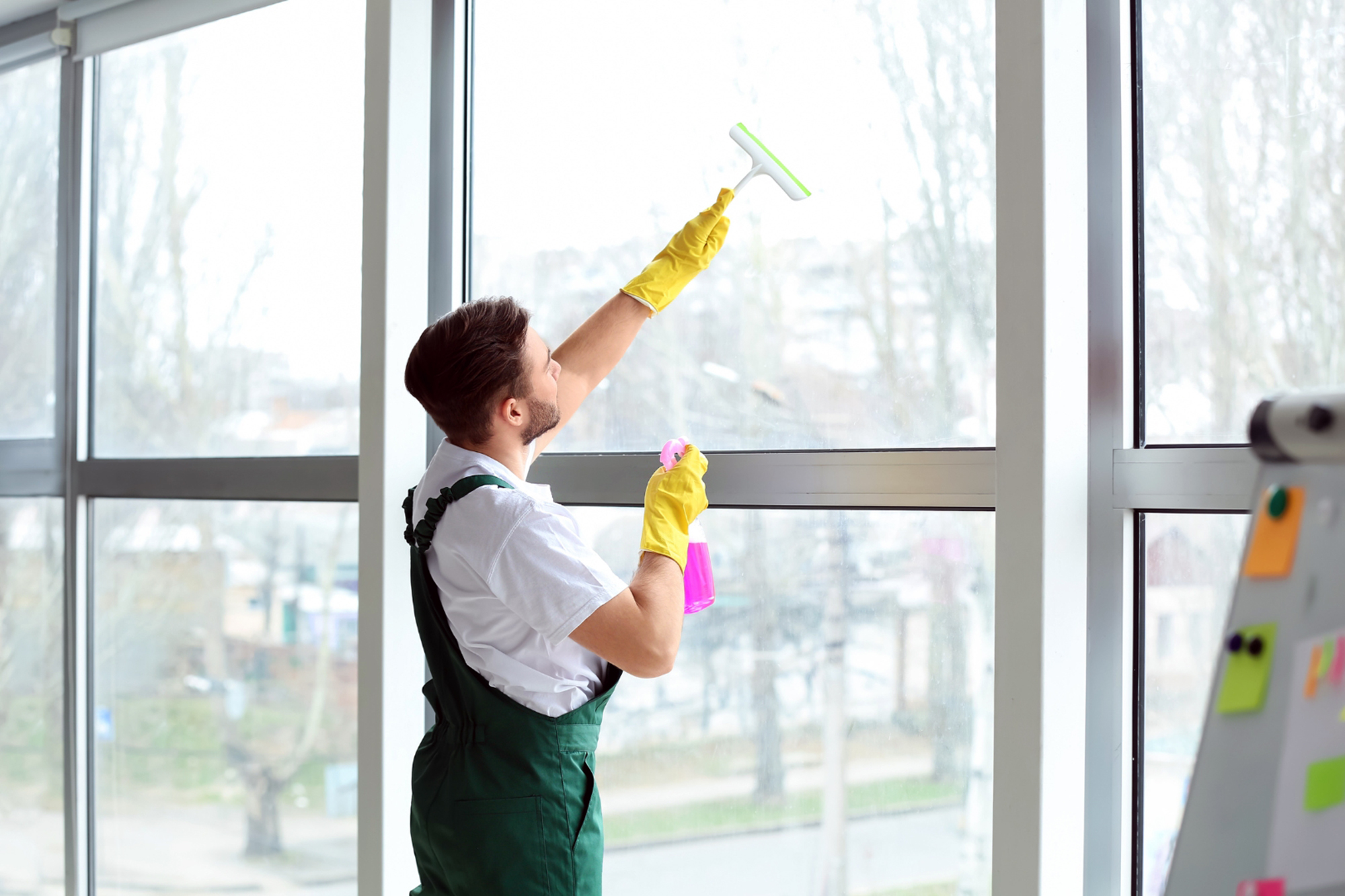 fassadenreinigung mann putzt fenster fassadenreinigung mann putzt fenster